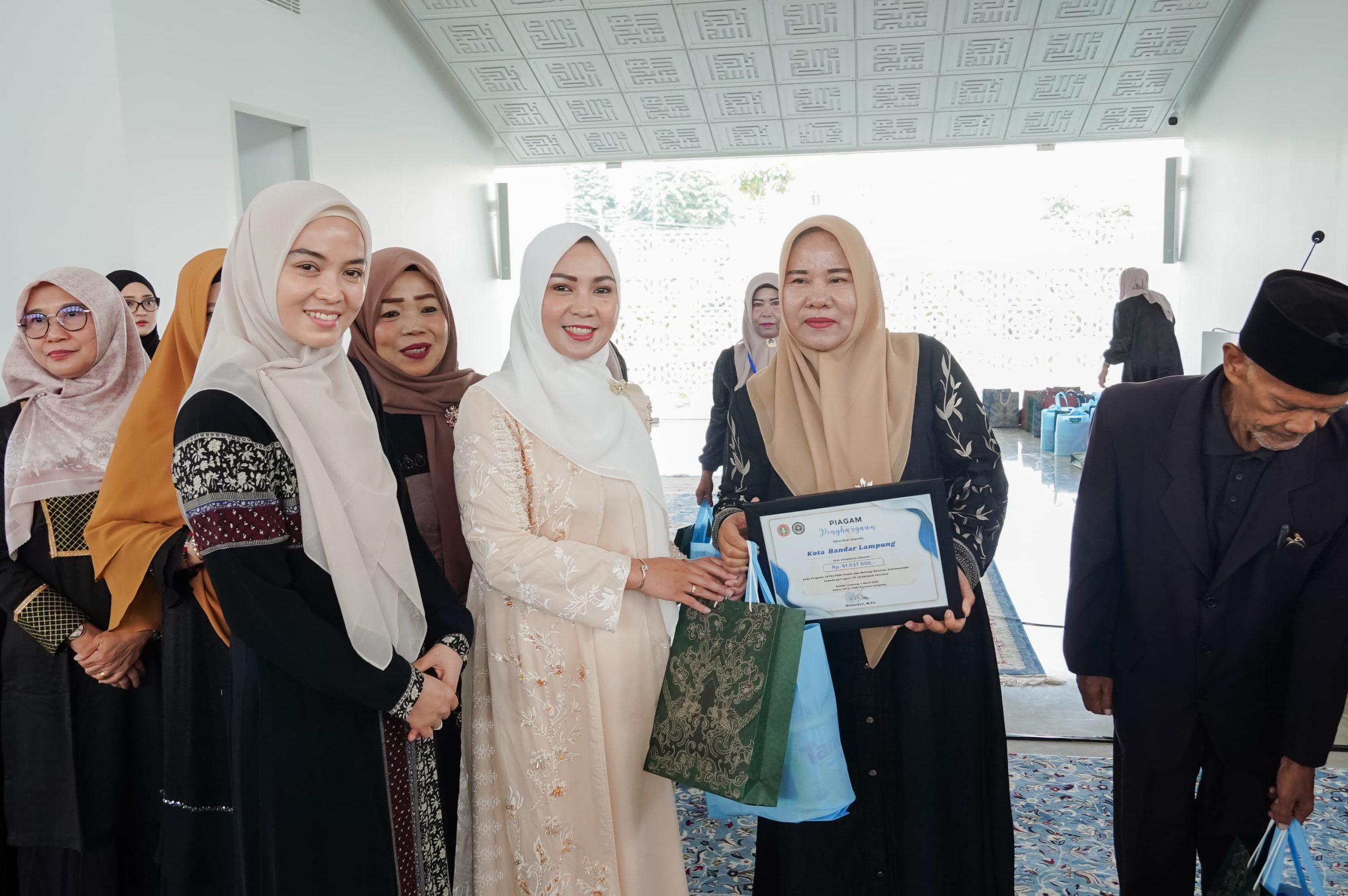 Bunda PAUD Provinsi Lampung, Purnama Wulan Sari Mirza, membuka Pengajian Akbar yang diselenggarakan oleh Ikatan Guru Taman Kanak-Kanak Indonesia (IGTKI) Provinsi Lampung di Masjid Raya Lampung Al Bakrie || Foto: Dinas Kominfotik Provinsi Lampung