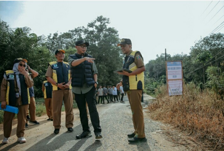 Gubernur Lampung Rahmat Mirzani Djausal meninjau rencana perbaikan ruas jalan Gedong Aji–Umbul Mesir di Kecamatan Rawa Pitu, Kabupaten Tulang Bawang || Foto: Istimewa