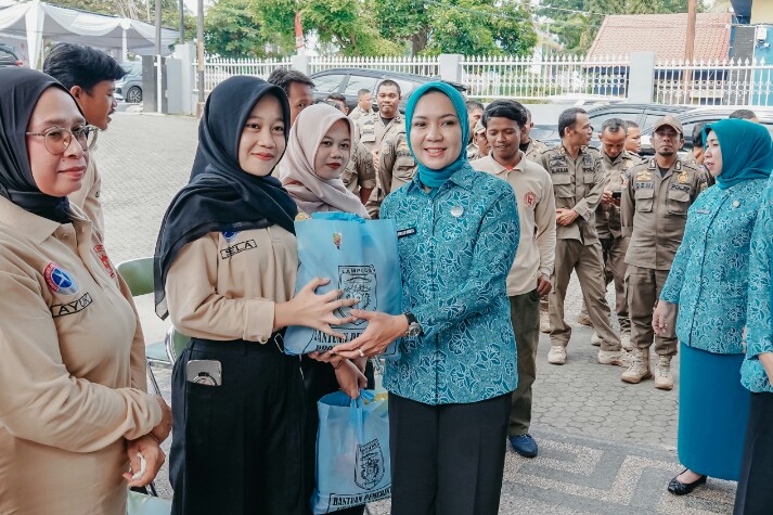 TP. PKK Provinsi Lampung bersama Pemprov Lampung menyalurkan ratusan paket sembako dalam kegiatan bakti sosial yang digelar di halaman Kantor PKK Provinsi Lampung || Foto: Dinas Kominfo Provinsi Lampung