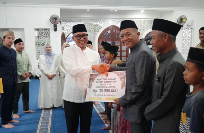 Gubernur Lampung Rahmat Mirzani Djausal saat menghadiri kegiatan Safari Ramadan di Kabupaten Lampung Selatan. Kegiatan digelar di Masjid Al-Falah, Desa Pisang, Kecamatan Penengahan || Foto: Dinas Kominfotik Provinsi Lampung