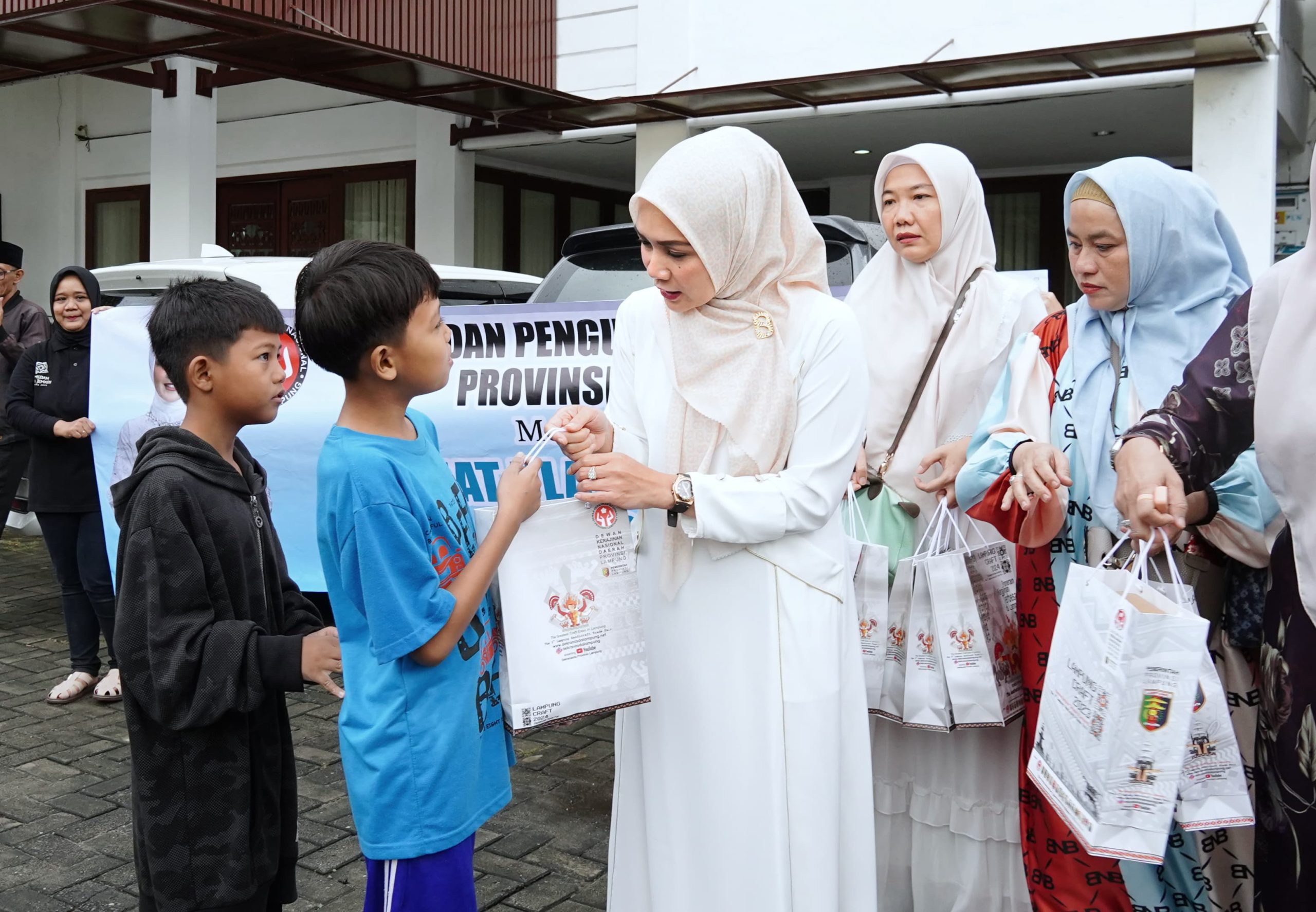 Dekranasda Provinsi Lampung menggelar kegiatan berbagi takjil kepada masyarakat di halaman Kantor Dekranasda Provinsi Lampung || Foto: Dinas Kominfotik Provinsi Lampung
