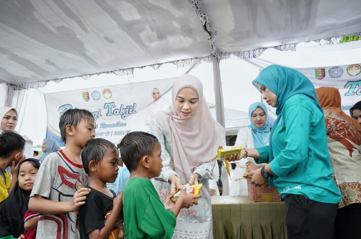 TP. PKK Provinsi Lampung bersama Dharma Wanita Persatuan (DWP) Provinsi Lampung tetap semangat membagikan takjil Ramadan di Mahan Agung, Jalan Dokter Susilo || Foto: Dinas Kominfotik Provinsi Lampung