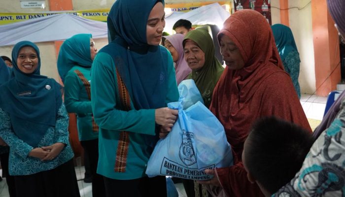 TP PKK Provinsi Lampung Salurkan Bantuan Sosial dan Dukungan Gizi Anak