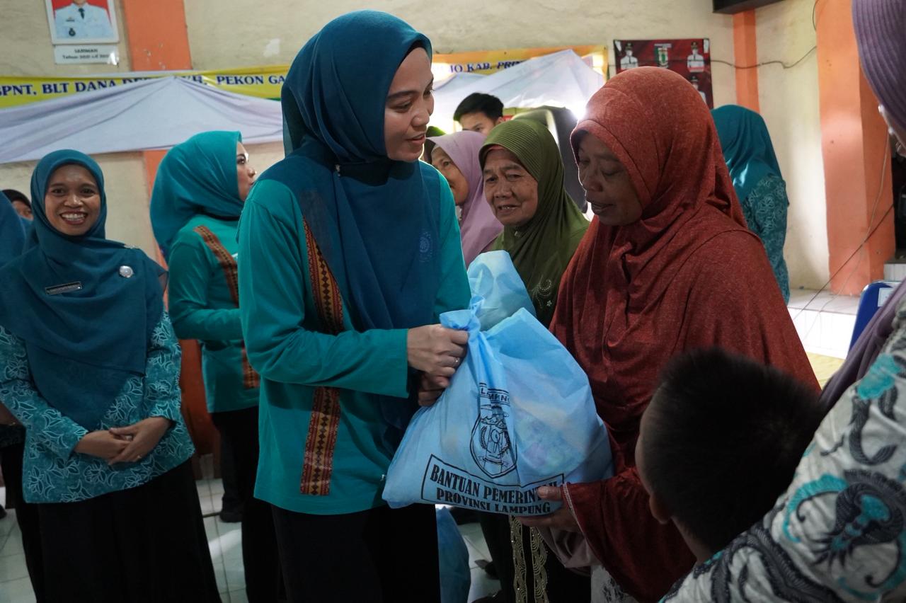 Ketua TP PKK Provinsi Lampung, Purnama Wulan Sari Mirza menyalurkan bantuan sosial kepada masyarakat di sejumlah wilaya || Foto: Dinas Kominfotik Provinsi Lampung