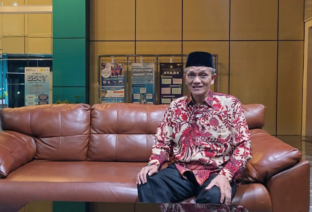 Ketua MUI Provinsi Lampung, KH. Suryani M. Nur, menyampaikan tausiyah kepada jajaran manajemen dan pegawai PLN UID Lampung tentang pentingnya menjaga fasilitas kelistrikan sebagai amanah bersama serta menggunakan listrik secara legal dan halal || Foto: PLN UID Lampung