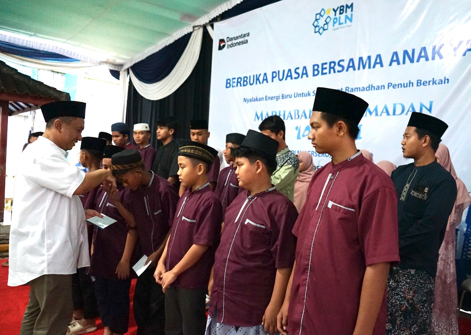 General Manager PLN UID Lampung, Rizky Mochamad, secara simbolis menyerahkan santunan kepada anak yatim dari Panti Asuhan Bina Ruhama pada kegiatan buka puasa bersama PLN UP3 Metro || Foto: PLN UP3 Metro