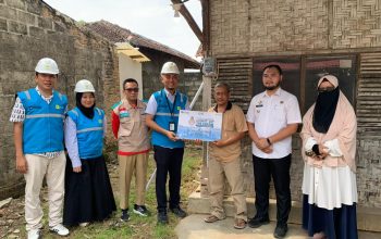 Manager PLN UP3 Metro Anas Febrian bersama Ketua YBM PLN Metro Manggung Wuri Wibowo, Lurah Ganjar Asri Ruben Nugroho, serta penerima bantuan berfoto bersama usai penyalaan listrik program Light Up The Dream (LUTD) di Kelurahan Ganjar Asri, Metro || Foto: PLN UP3 Metro