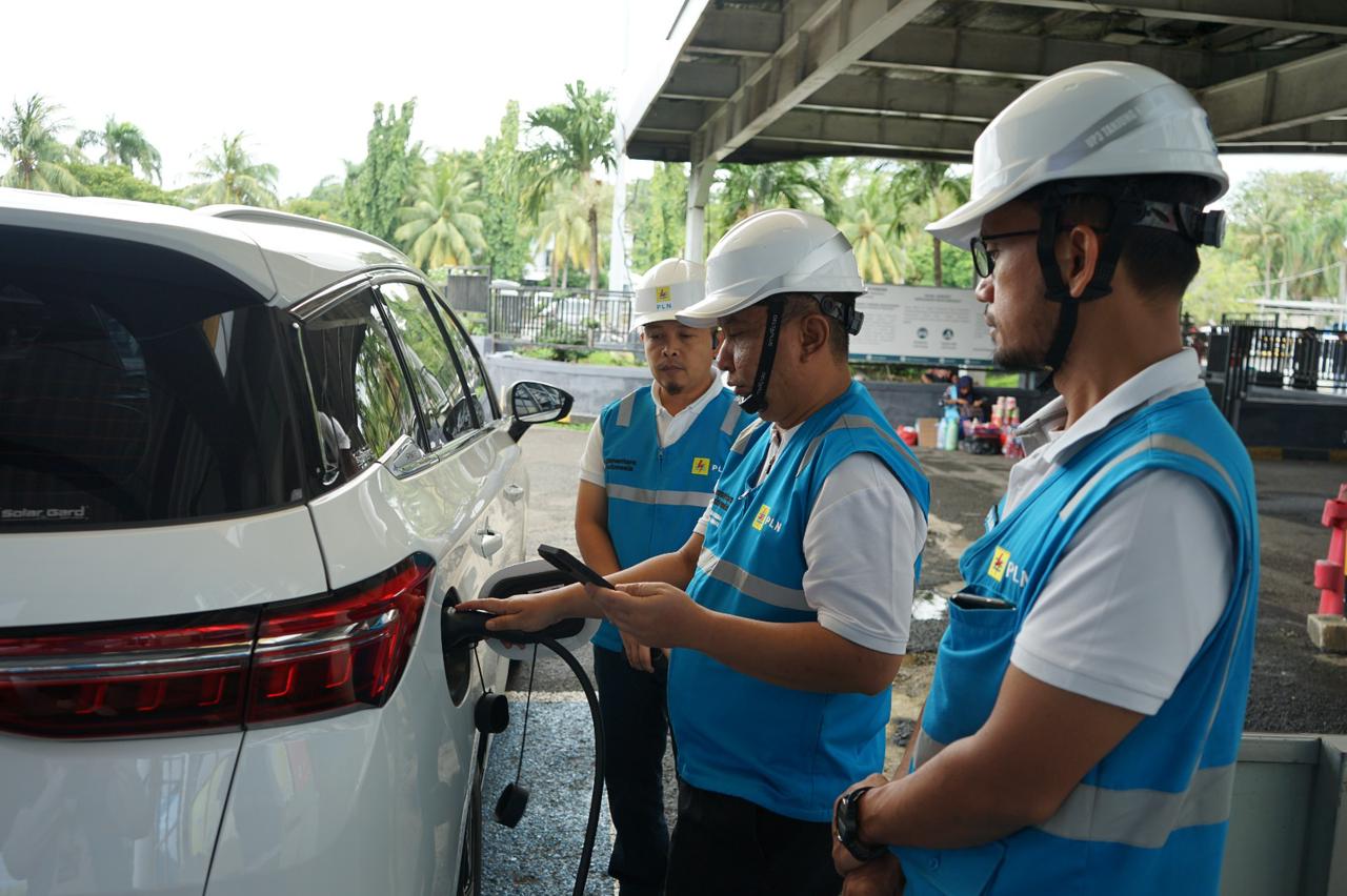 General Manager PLN UID Lampung, Rizky Mochamad, meninjau langsung salah satu SPKLU di jalur mudik Lampung guna memastikan seluruh fasilitas pengisian kendaraan listrik beroperasi dengan optimal selama periode Ramadan dan Idul Fitri 1447 H || Foto: PLN UID Lampung