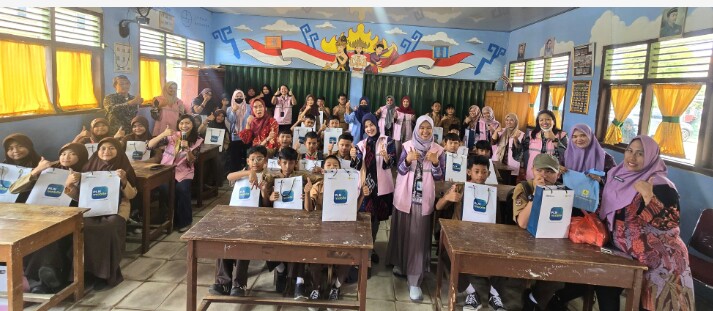 Srikandi PLN UID Lampung menyalurkan 30 paket alat tulis kepada siswa SD Negeri 3 Perumnas Way Kandis, Bandar Lampung sebagai bentuk kepedulian terhadap dunia pendidikan sekaligus dukungan bagi kebutuhan belajar para siswa || Foto: PLN UID Lampung