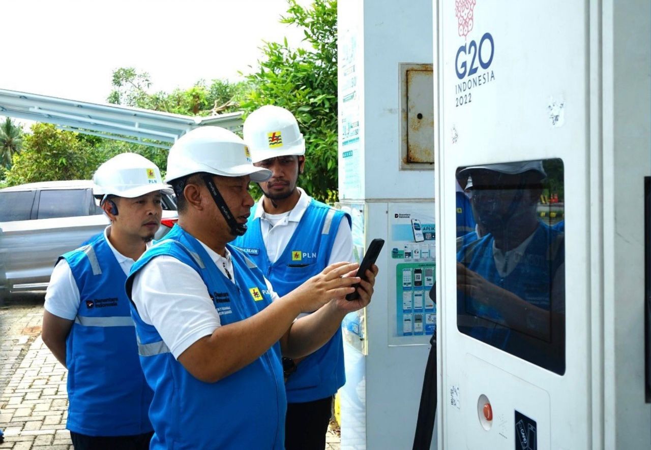 General Manager PLN UID Lampung, Rizky Mochamad, melakukan pengecekan langsung pada salah satu Stasiun Pengisian Kendaraan Listrik Umum (SPKLU) guna memastikan fasilitas pengisian kendaraan listrik siap beroperasi dengan optimal dalam mendukung kelancaran perjalanan pemudik pengguna EV || Foto: PLN UID Lampung