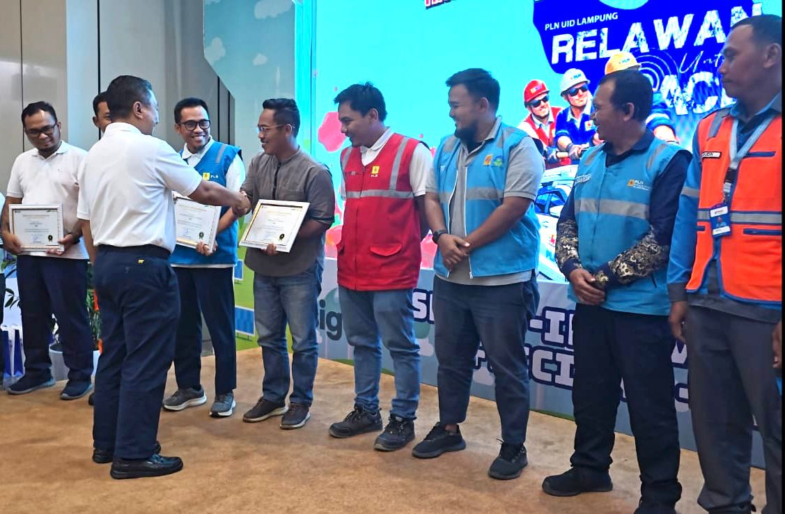 General Manager PLN UID Lampung, Rizky Mochamad (kanan), menyerahkan apresiasi kepada perwakilan relawan BKO sebagai bentuk penghargaan atas kontribusi dalam penanganan sistem kelistrikan di wilayah terdampak bencana Aceh || Foto: PLN UID Lampung