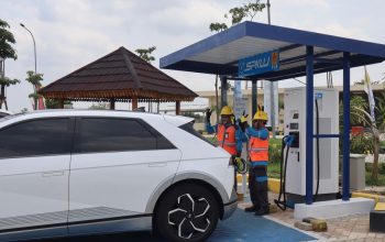 Petugas memberikan pelayanan pengguna kendaraan listrik di SPKLU, memastikan proses pengisian daya berjalan lancar demi kenyamanan perjalanan mudik || Foto: PLN UID Lampung