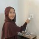 Ilustrasi pelanggan sedang mencabut peralatan elektronik dari stop kontak sebagai langkah mencegah aliran listrik yang tidak diperlukan serta menghindari potensi gangguan listrik selama mudik Idulfitri 1447 H || Foto: PLN UID Lampung