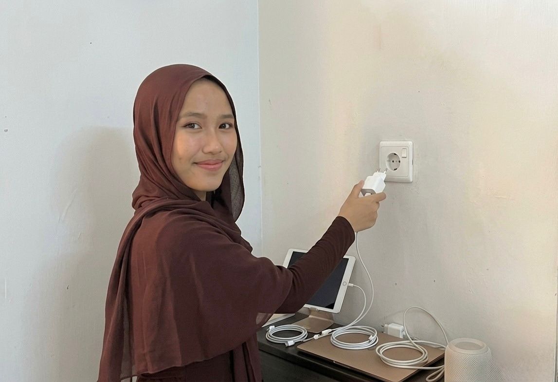 Ilustrasi pelanggan sedang mencabut peralatan elektronik dari stop kontak sebagai langkah mencegah aliran listrik yang tidak diperlukan serta menghindari potensi gangguan listrik selama mudik Idulfitri 1447 H || Foto: PLN UID Lampung