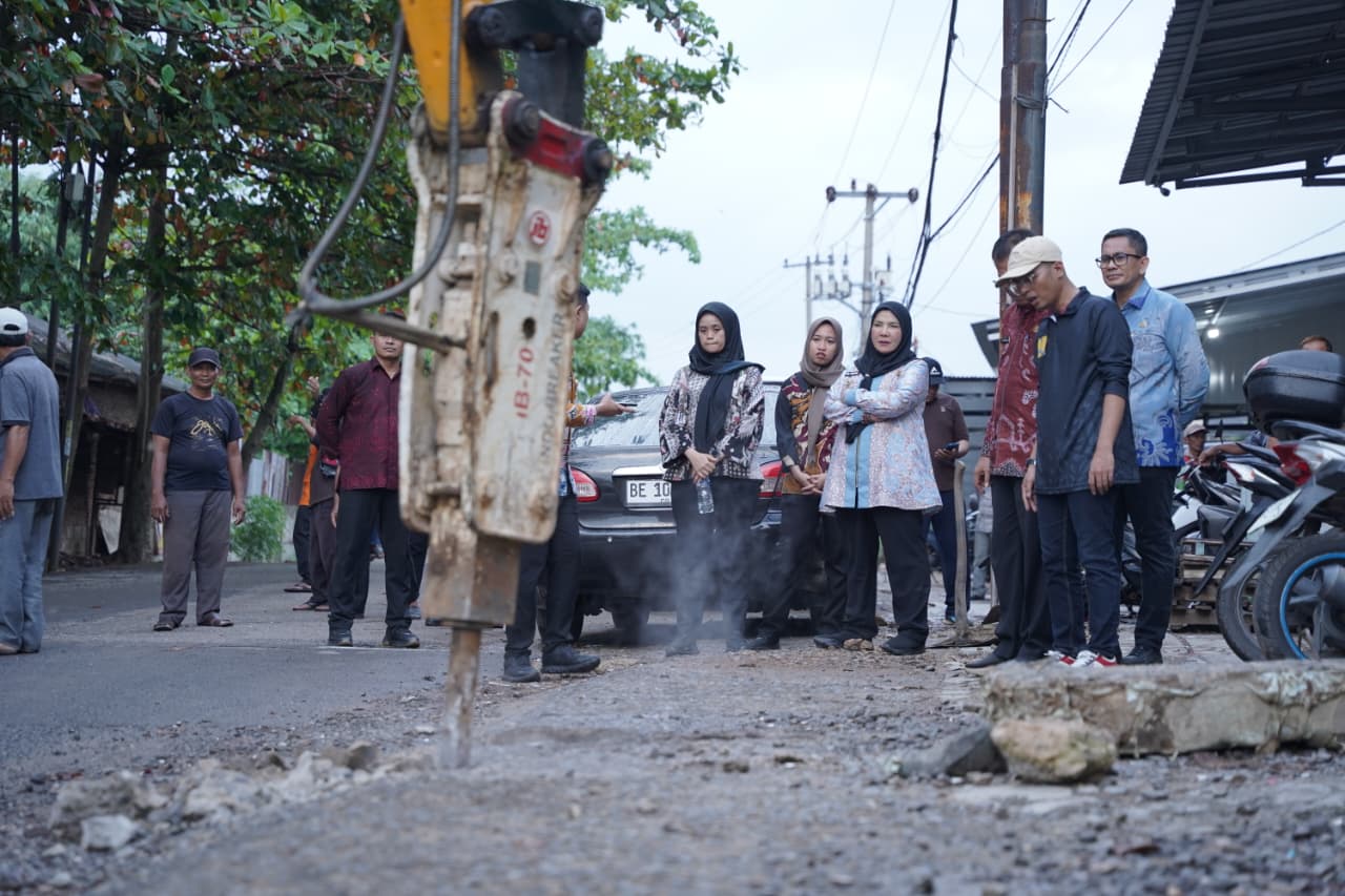 Walikota Eva Dwiana memantau langsung perbaikan infrastruktur di Kecamatan Kedamaian || Foto: Dok. Kominfo || 5W1HINDONESIA.ID