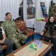 Walikota Eva Dwiana di dampingi oleh Sekdakot Iwan Gunawan dan Dandim 0410/kbl saat melakukan peninjauan di posko mudik || Foto: Ridho/5W1HINDONESIA.ID