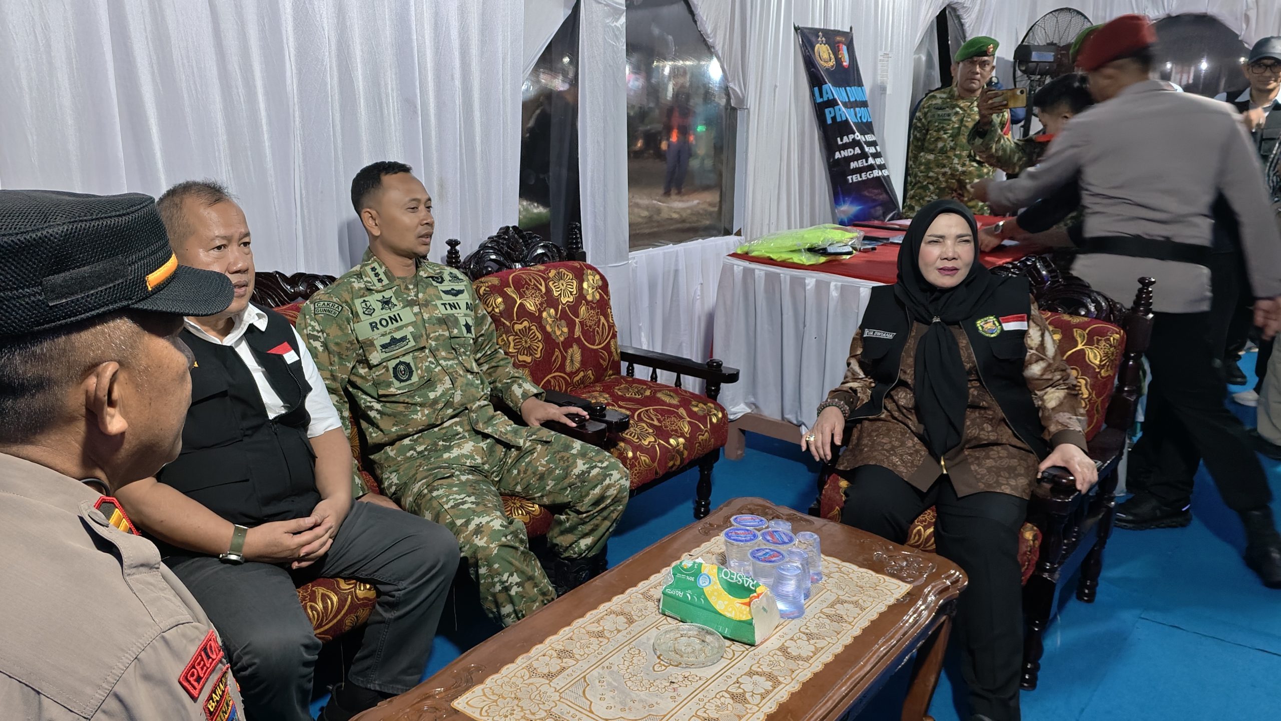 Walikota Eva Dwiana di dampingi oleh Sekdakot Iwan Gunawan dan Dandim 0410/kbl saat melakukan peninjauan di posko mudik || Foto: Ridho/5W1HINDONESIA.ID