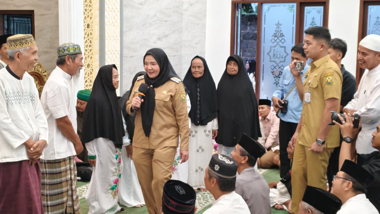 Walikota Eva Dwiana saat mengisi kegiatan Safari Ramadan di Kecamatan Tanjung Senang || Foto: Ridho/5W1HINDONESIA.ID
