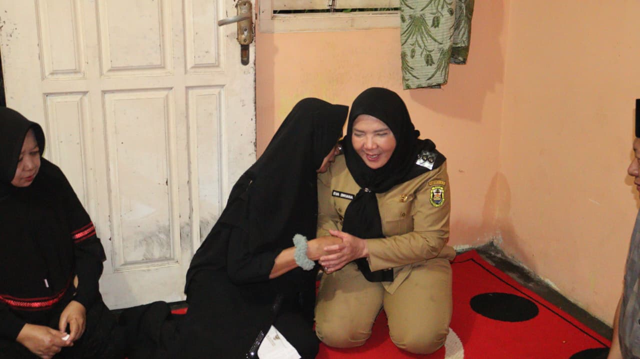 Walikota Eva Dwiana, saat melakukan kunjungan ke rumah duka M Dafi Prayoga || Foto: Istimewa