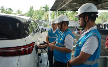 General Manager PLN UID Lampung, Rizky Mochamad, memastikan kesiapan infrastruktur SPKLU di berbagai titik strategis || Foto: PLN UID Lampung