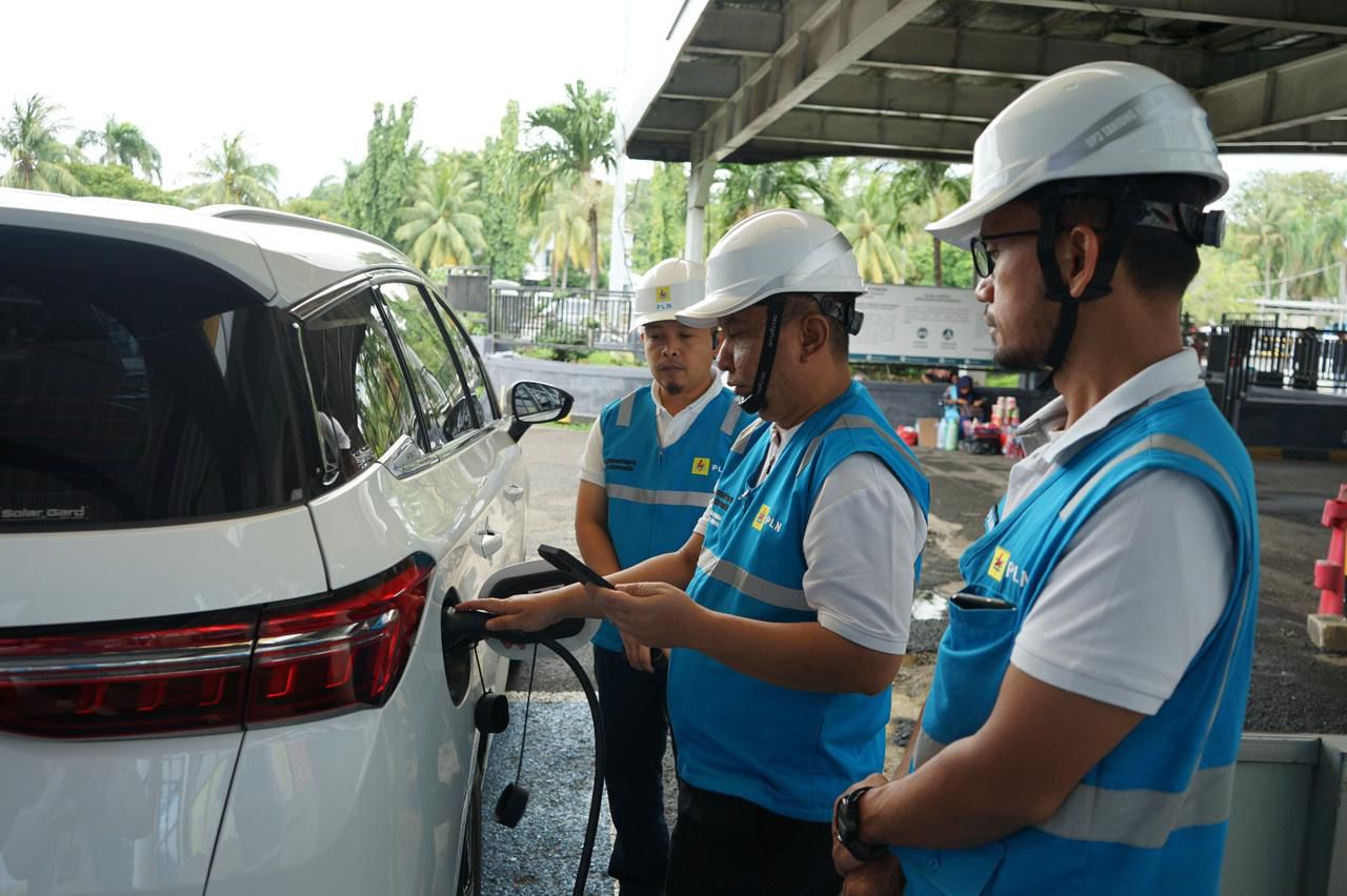 General Manager PLN UID Lampung, Rizky Mochamad, memastikan kesiapan infrastruktur SPKLU di berbagai titik strategis || Foto: PLN UID Lampung