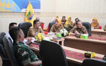 Suasana Rapat Koordinasi Pengendalian Inflasi Daerah yang diikuti Staf Ahli Gubernur Bidang Perekonomian dan Pembangunan, Bani Ispriyanto, secara virtual dari Ruang Command Center Lantai II, Dinas Kominfotik Provinsi Lampung || Foto: Dinas Kominfotik Provinsi Lampung