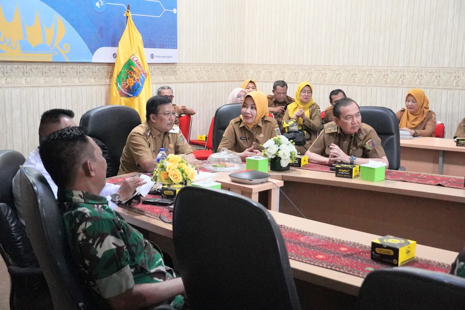 Suasana Rapat Koordinasi Pengendalian Inflasi Daerah yang diikuti Staf Ahli Gubernur Bidang Perekonomian dan Pembangunan, Bani Ispriyanto, secara virtual dari Ruang Command Center Lantai II, Dinas Kominfotik Provinsi Lampung || Foto: Dinas Kominfotik Provinsi Lampung