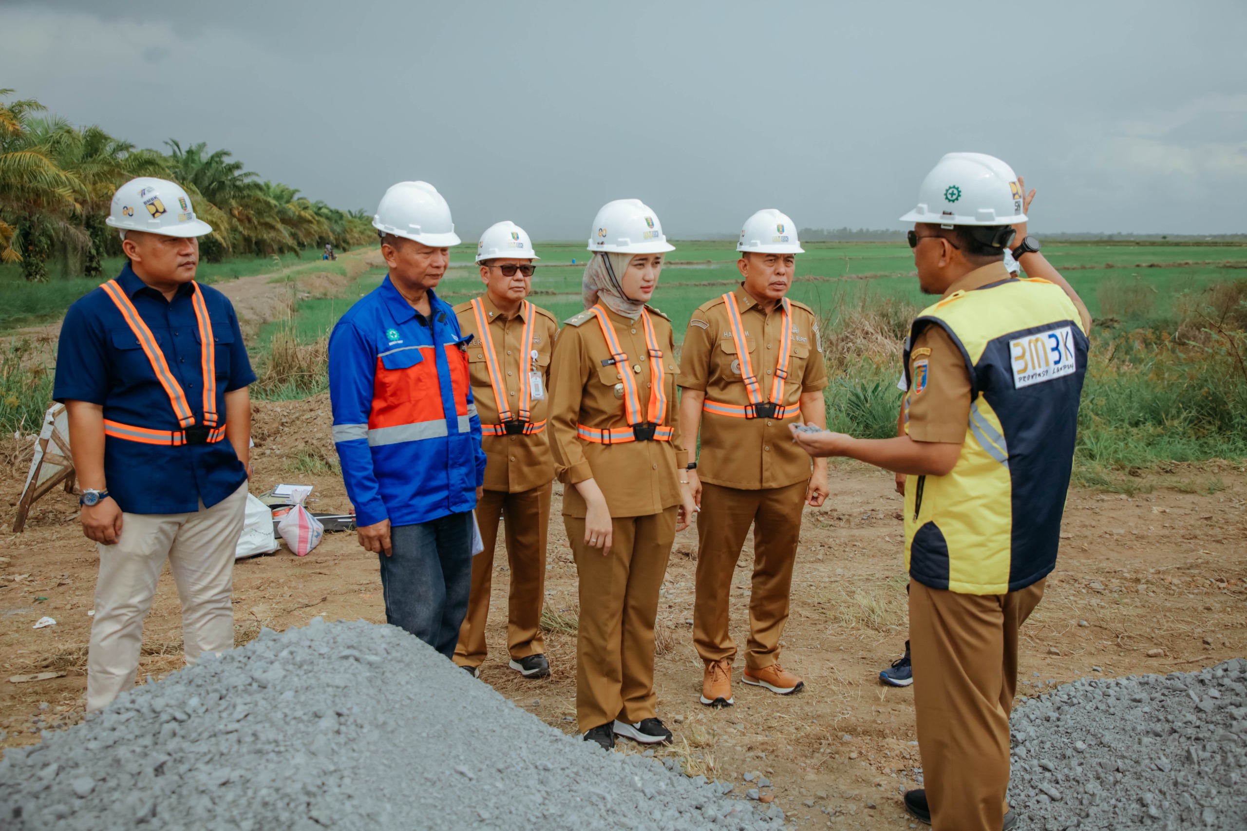 Wagub Lampung Jihan Nurlela saat memimpin groundbreaking pembangunan jalan provinsi ruas Gedong Aji–Umbul Mesir sepanjang 13 kilometer di Kabupaten Tulang Bawang || Foto: Dinas Kominfotik Provinsi Lampung