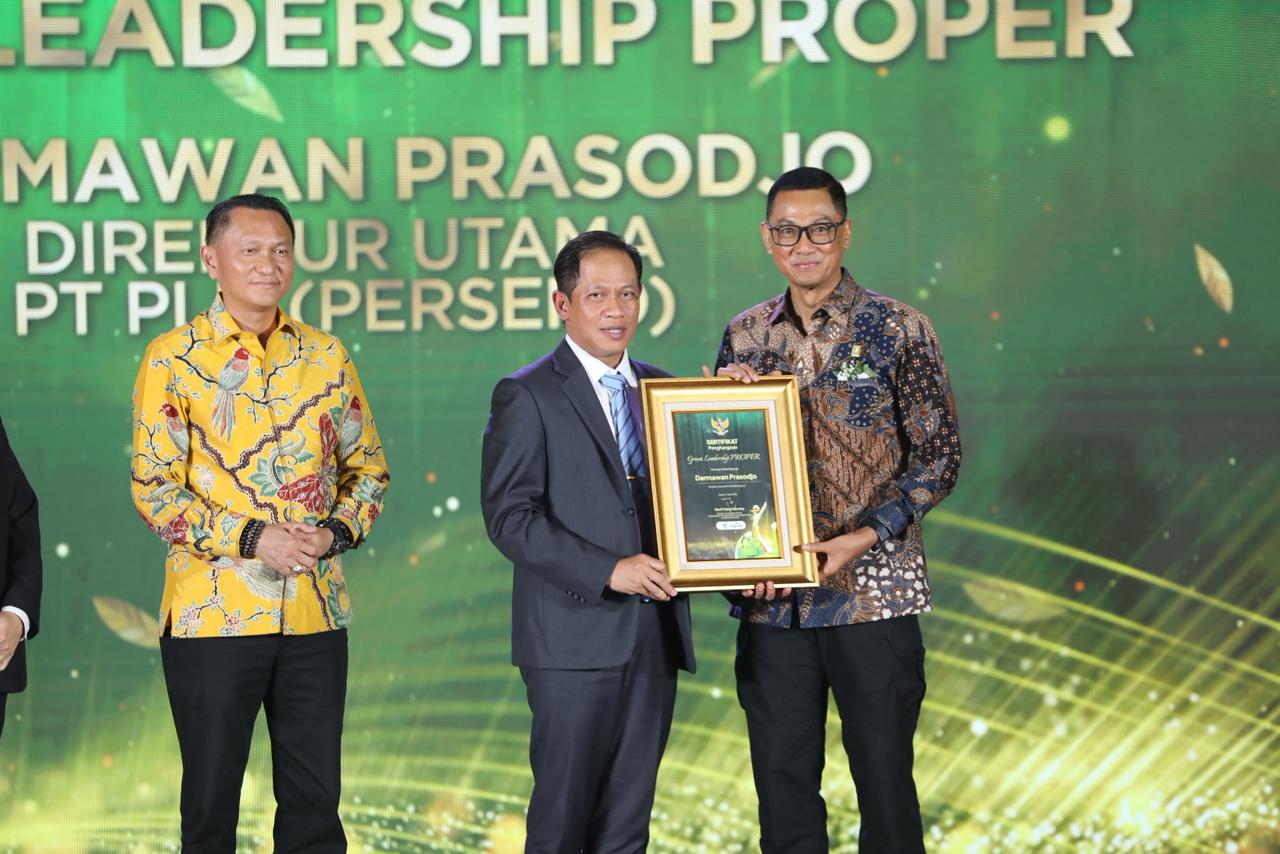 Penyerahan penghargaan Green Leadership PROPER oleh Menteri Lingkungan Hidup/Kepala Badan Pengendalian Lingkungan Hidup, Hanif Faisol Nurofiq (tengah) kepada Direktur Utama PLN, Darmawan Prasodjo (kanan), disaksikan oleh Ketua Komisi XII DPR RI, Bambang Patijaya (kiri) pada ajang Anugerah Lingkungan PROPER 2025 di Jakarta || Foto: Dok. PLN