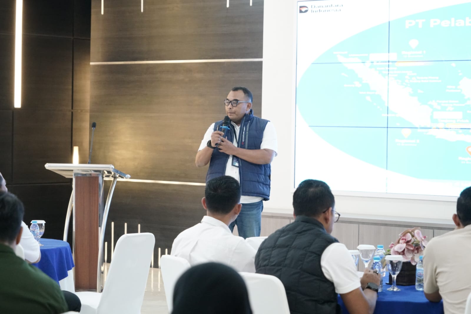 Hardianto, General Manager PT. Pelabuhan Indonesia (Persero) Regional II saat memaparkan pencapaian selama 2025 hingga 2026 || Foto: Dokumentasi Pelindo II || 5W1HINDONESIA.ID