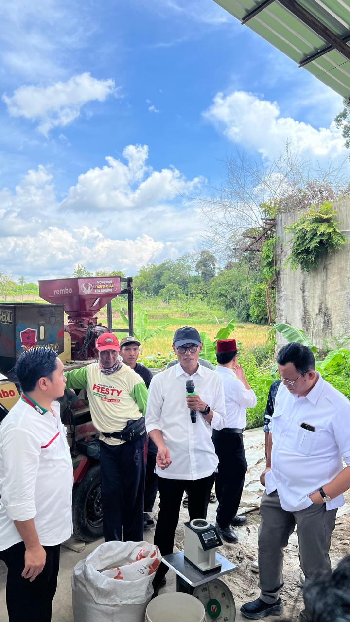 Kepala Bappeda Provinsi Lampung, Anang Risgiyanto, yang mewakili Gubernur Lampung Rahmat Mirzani Djausal, pada kegiatan Pelatihan Operator Mesin Pengering (Bed Dryer) dan Manajemen Bisnis di Kecamatan Natar, Kabupaten Lampung Selatan || Foto: Dinas Kominfotik Provinsi Lampung