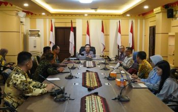 Sekdaprov Lampung, Marindo Kurniawan, memimpin High Level Meeting (HLM) Penyusunan Peta Jalan dan Rencana Aksi Elektronifikasi Transaksi Pemerintah Daerah (ETPD) Provinsi Lampung, bertempat di Ruang Sakai Sambayan || Foto: Dinas Kominfotik Provinsi Lampung