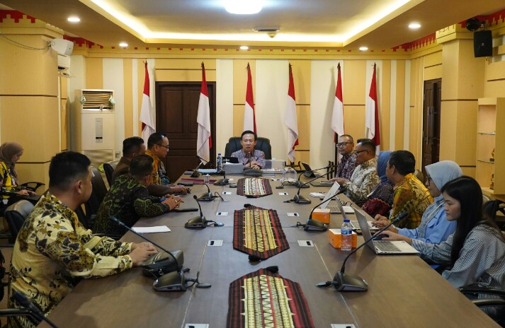Sekdaprov Lampung, Marindo Kurniawan, memimpin High Level Meeting (HLM) Penyusunan Peta Jalan dan Rencana Aksi Elektronifikasi Transaksi Pemerintah Daerah (ETPD) Provinsi Lampung, bertempat di Ruang Sakai Sambayan || Foto: Dinas Kominfotik Provinsi Lampung
