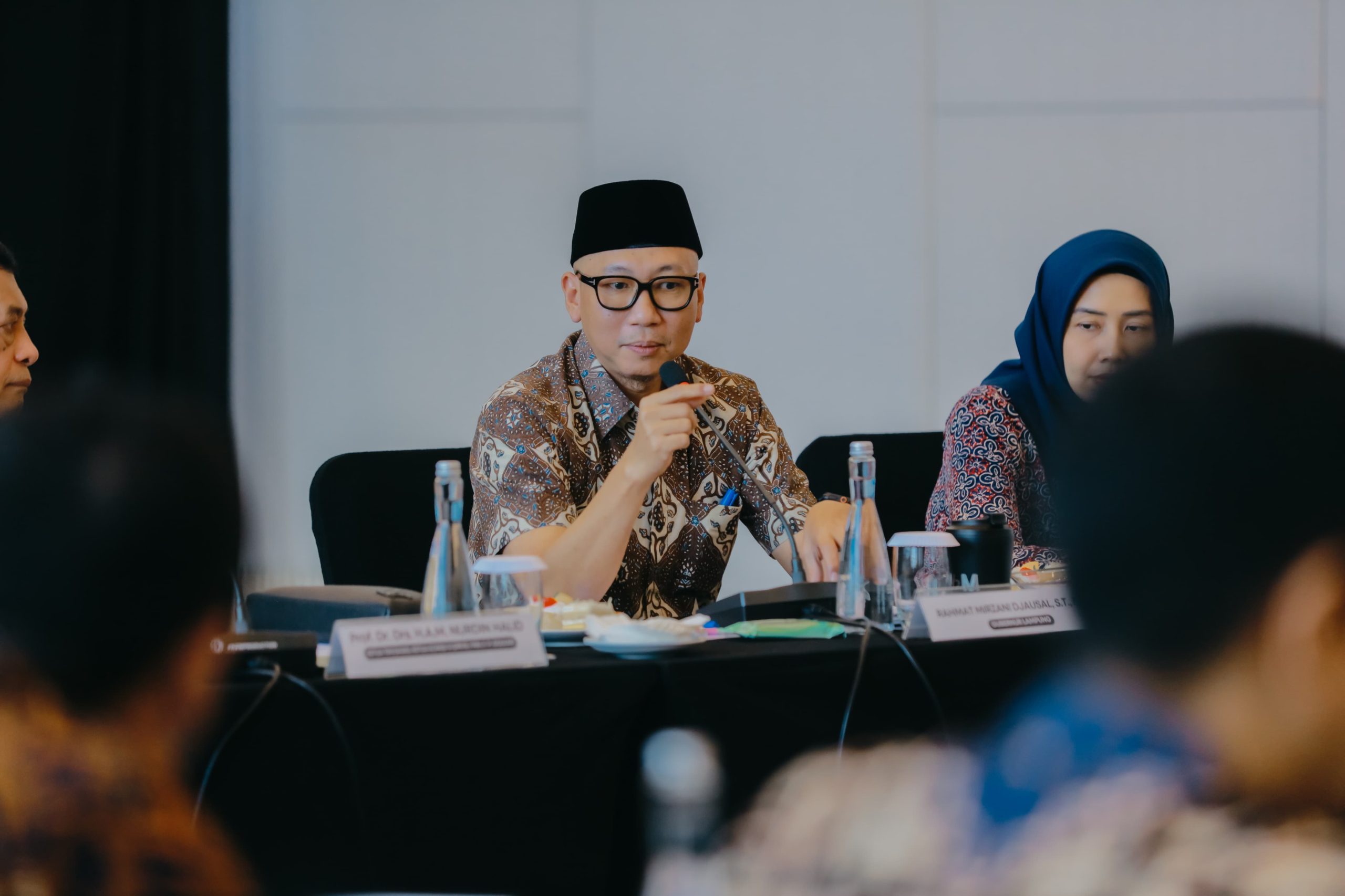 Gubernur Lampung Rahmat Mirzani Djausal saat memberikan sambutan pada acara Kunjungan Kerja Spesifik Komisi VI DPR RI terkait Pengawasan Kinerja serta Dukungan Ekosistem Digital dan Pertumbuhan Ekonomi Daerah, bertempat di Hotel Grand Mercure || Foto: Dinas Kominfotik Provinsi Lampung