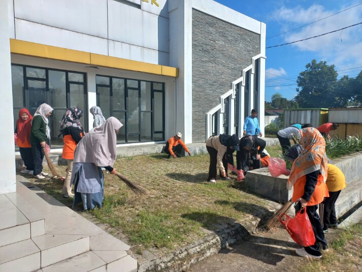 Pemprov Lampung menggelar Gerakan Bersih-Bersih (Korve) yang dipusatkan di Komplek PKOR Way Halim || Foto: Dinas Kominfotik Provinsi Lampung