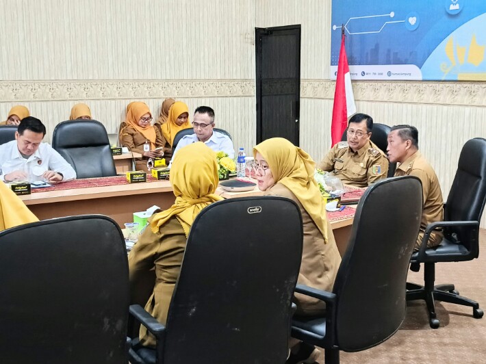 Rapat Koordinasi Pengendalian Inflasi Daerah yang dirangkaikan dengan Program 3 Juta Rumah oleh Kementerian Dalam Negeri Republik Indonesia, yang diikuti secara virtual dari Ruang Command Center Lt.2 Dinas Kominfotik Provinsi Lampung || Foto: Dinas Kominfotik Provinsi Lampung