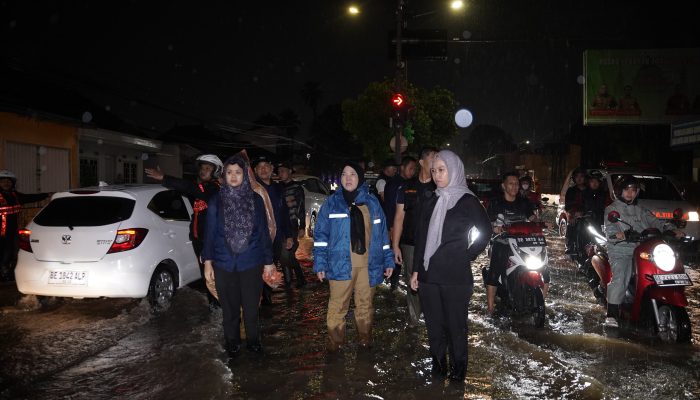 Hujan Deras sebabkan Banjir, Wali Kota Eva Dwiana Turun Langsung Pantau Lokasi Terdampak