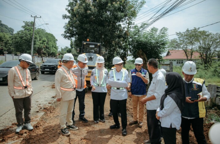 Gubernur Lampung Rahmat Mirzani Djausal bersama Wakil Gubernur Lampung Jihan Nurlela meninjau rencana pelebaran ruas Jalan R.E. Martadinata Bandar Lampung hingga Lempasing–Padang Cermin || Foto: Adpim Pemprov Lampung