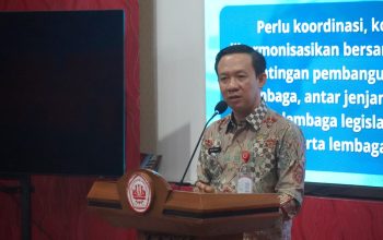 Sekdaprov Lampung, Marindo Kurniawan, saat menjadi keynote speaker pada kegiatan Lampung Digital Education Transformation Symposium (LEDTS) 2026, yang digelar di Hall Fakultas Hukum Universitas Lampung || Foto: Dinas Kominfotik Provinsi Lampung