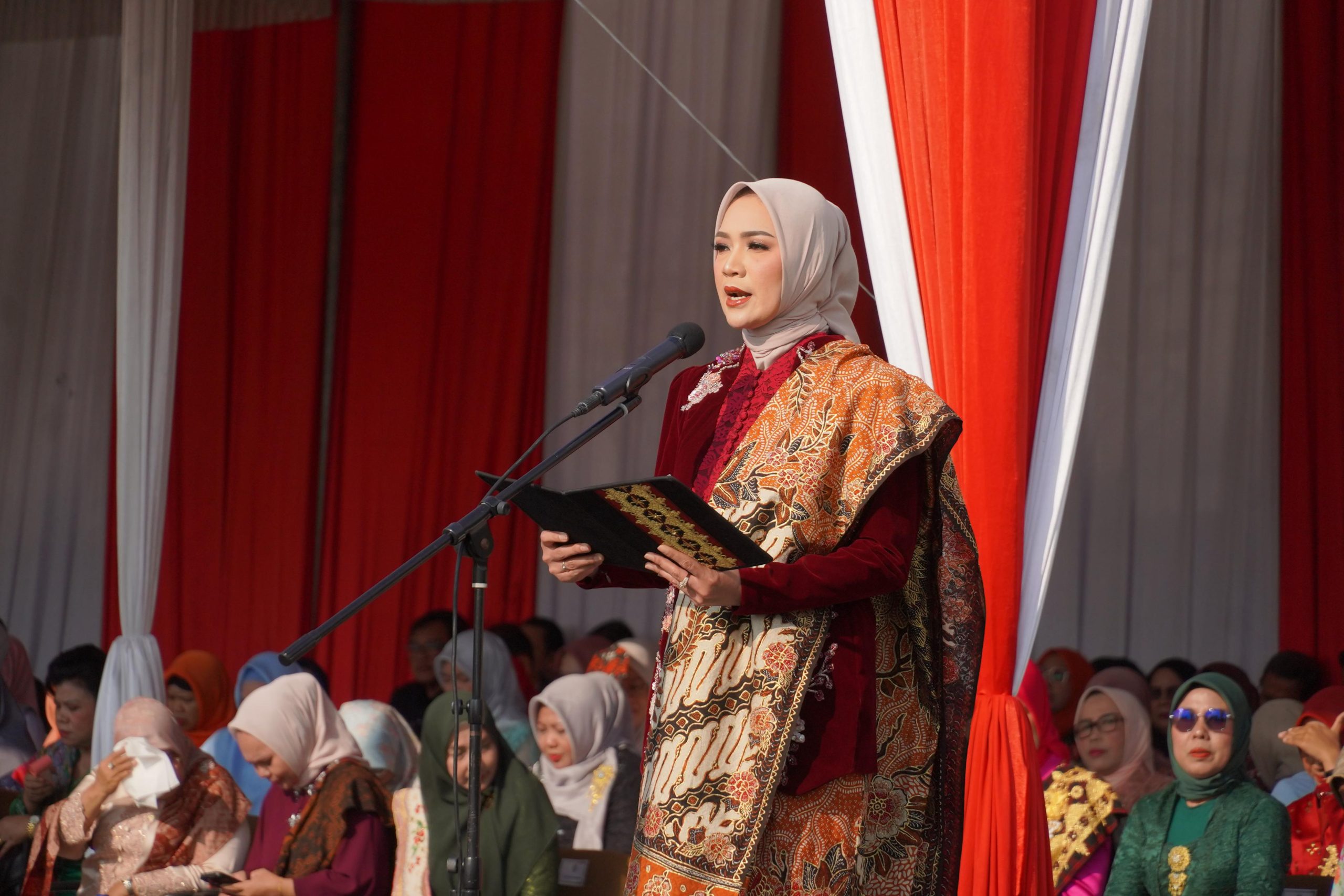 Pemprov Lampung menggelar upacara peringatan Hari Kartini Tahun 2026 dengan penuh khidmat di Lapangan Korpri || Foto: Dinas Kominfotik Provinsi Lampung