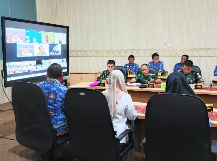 Staf Ahli Gubernur bidang Ekonomi, Keuangan dan Pembangunan (Ekubang), Bani Ispriyanto, mengikuti Rakor Pengendalian Inflasi Daerah secara daring, di Ruang Command Center Dinas Kominfotik Provinsi Lampung || Foto: Dinas Kominfotik Provinsi Lampung