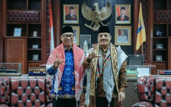 Gubernur Lampung, Rahmat Mirzani Djausal menyambut kedatangan Duta Besar Palestina untuk Indonesia, Abdalfatah A.K. Alsattari, di ruang kerjanya || Foto: Dinas Kominfotik Provinsi Lampung