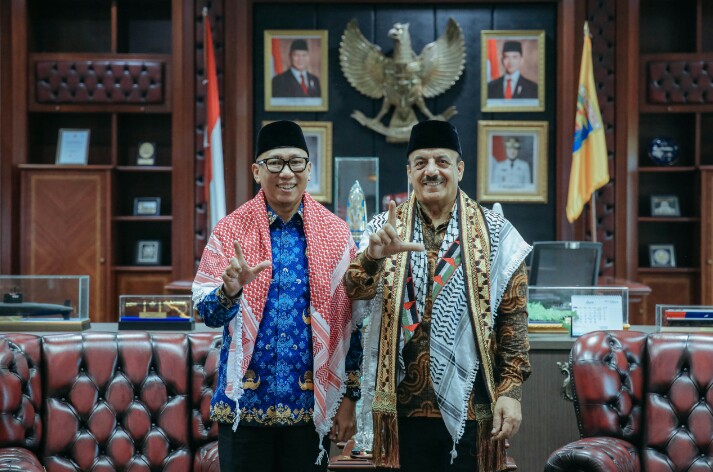 Gubernur Lampung, Rahmat Mirzani Djausal menyambut kedatangan Duta Besar Palestina untuk Indonesia, Abdalfatah A.K. Alsattari, di ruang kerjanya || Foto: Dinas Kominfotik Provinsi Lampung