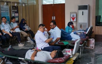 Antusiasme pegawai dan Tenaga Alih Daya PLN UID Lampung dalam kegiatan donor darah bersama Palang Merah Indonesia (PMI) menjadi bukti nyata semangat kepedulian dan solidaritas insan PLN untuk membantu sesama || Foto: PLN UID Lampung