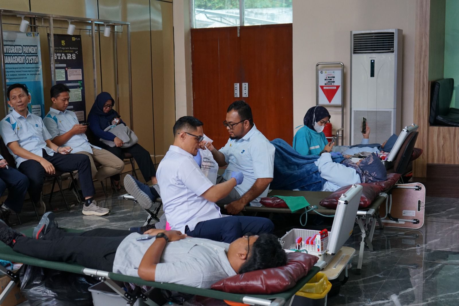 Antusiasme pegawai dan Tenaga Alih Daya PLN UID Lampung dalam kegiatan donor darah bersama Palang Merah Indonesia (PMI) menjadi bukti nyata semangat kepedulian dan solidaritas insan PLN untuk membantu sesama || Foto: PLN UID Lampung