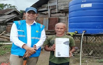 Senyum bahagia pelanggan penerima merchandise PLN Mobile sebagai bentuk apresiasi atas loyalitas dan partisipasi aktif || Foto: PLN UID Lampung