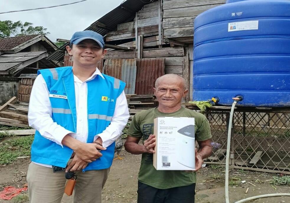 Senyum bahagia pelanggan penerima merchandise PLN Mobile sebagai bentuk apresiasi atas loyalitas dan partisipasi aktif || Foto: PLN UID Lampung