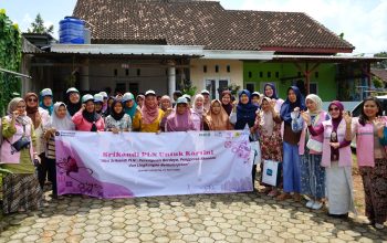 Kebersamaan Srikandi PLN dan para perempuan hebat di Gang Kelana menjadi bukti bahwa kolaborasi mampu menghadirkan perubahan nyata—untuk ekonomi yang lebih kuat dan lingkungan yang lebih lestari || Foto: Srikandi PLN