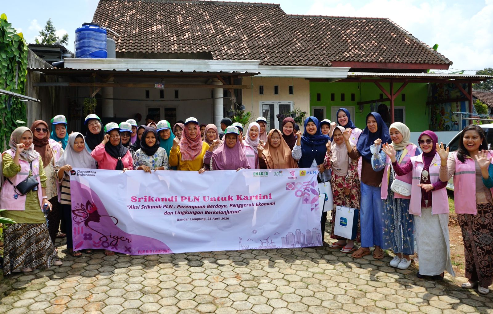 Kebersamaan Srikandi PLN dan para perempuan hebat di Gang Kelana menjadi bukti bahwa kolaborasi mampu menghadirkan perubahan nyata—untuk ekonomi yang lebih kuat dan lingkungan yang lebih lestari || Foto: Srikandi PLN