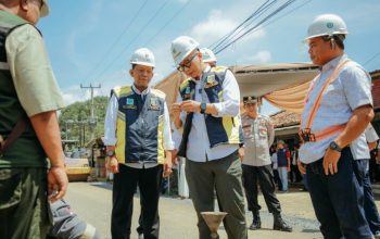 Gubernur Lampung Rahmat Mirzani Djausal menyoroti serius perbaikan Ruas Jalan Provinsi Wates–Metro yang menelan anggaran Rp 14,67 miliar agar menghasilkan kualitas terbaik || Foto: Adpim Pemprov Lampung